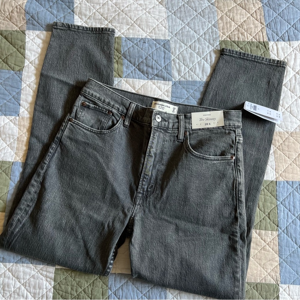 NWT Abercrombie & Fitch The Skinny High Rise Grey Women’s Skinny Jeans - Picture 3 of 6